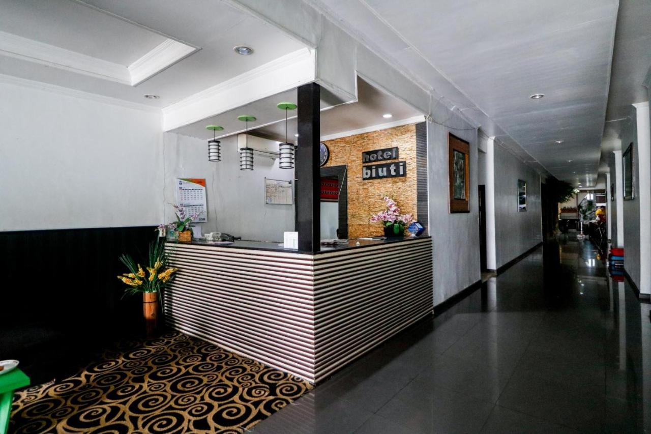 Reddoorz Plus @ Banjarmasin Tengah Hotel Luaran gambar